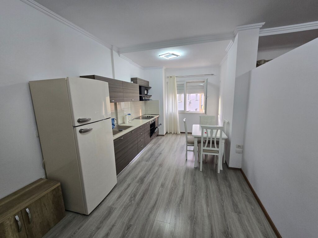 Apartament 1+1+ Ballkon  Me Qira ne Xhamllik
