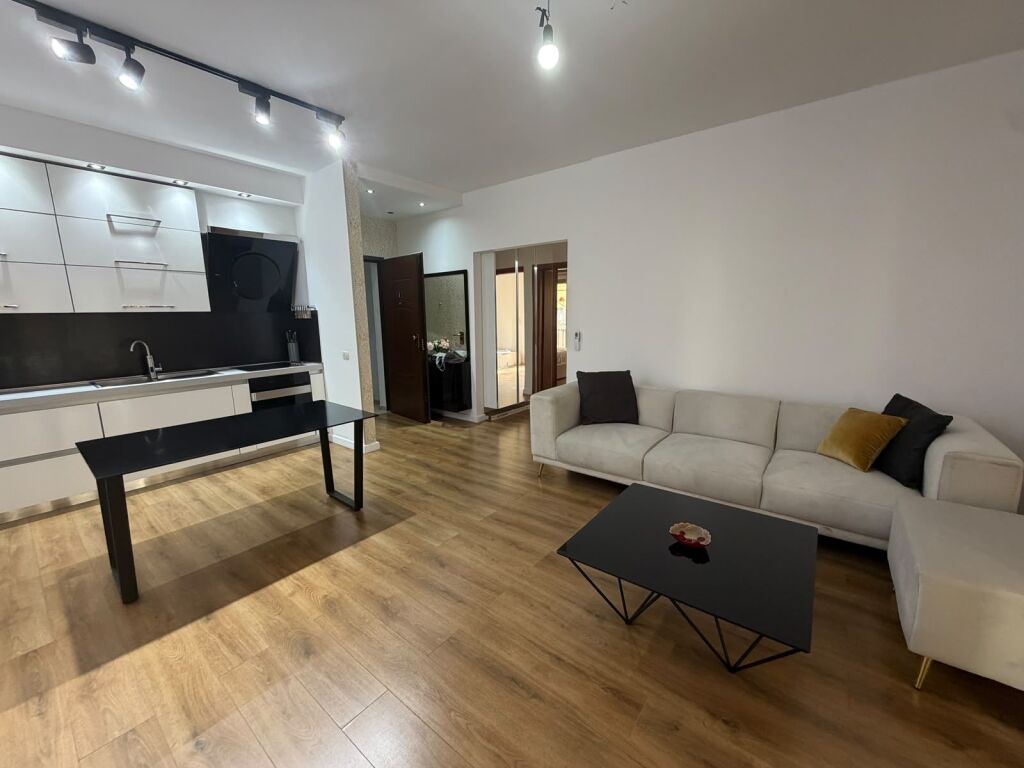 21-Dhjetori, appartamento moderno 2+1+2 in affitto, più un garage per 2 auto.