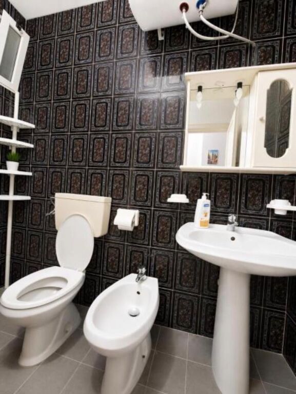 Jepet me qera Apartament 2+1 ne Plazh