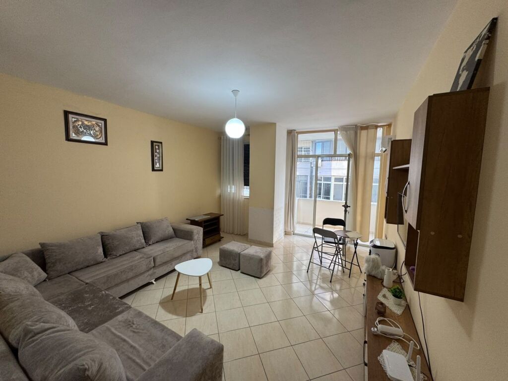 Jepet me qira apartament 1+1 në Plazh Iliria, Durrës.