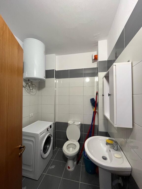 Apartament 1+1 . Ndodhet te Le Palazzine . Kati i 3 . Dritat dhe uji perfshihen ne cmim per kohe te gjate.