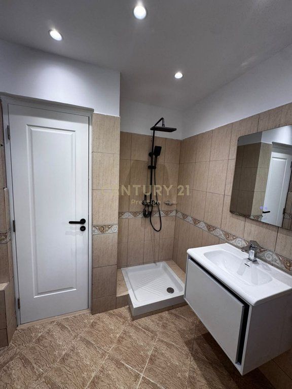 APARTAMENT 1+1 ME QIRA, PRANE STADIUMIT DINAMO!