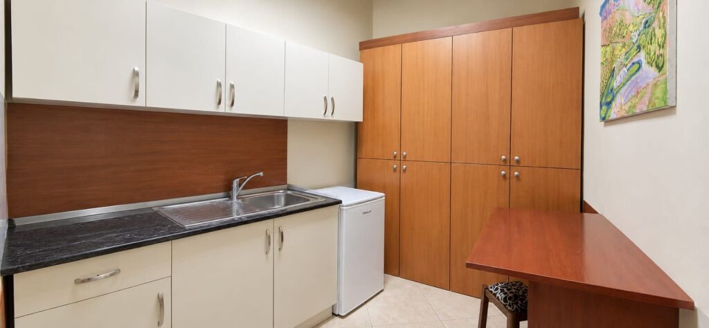 # In Affitto: Ufficio con 2 Ambienti di Lavoro 📍 Myslym Shyri (Molto Vicino al Centro) – 60.000 ALL/Mese – Superficie: 70m² – Edificio Nuovo || Posizione Premium