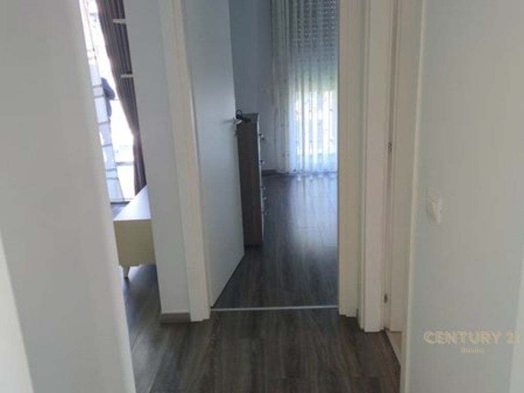 2+1+2 APARTMENT FOR RENT – DON BOSKO  2+1+2 apartment for rent, located on the first floor of a 3-storey villa, by the main road, in the Don Bosko area, opposite Hotel Ferrari.  The apartment offers spacious rooms and a very favorable location, with immediate access to the main road and the area's services.  💶 Price: 50,000 lek/month