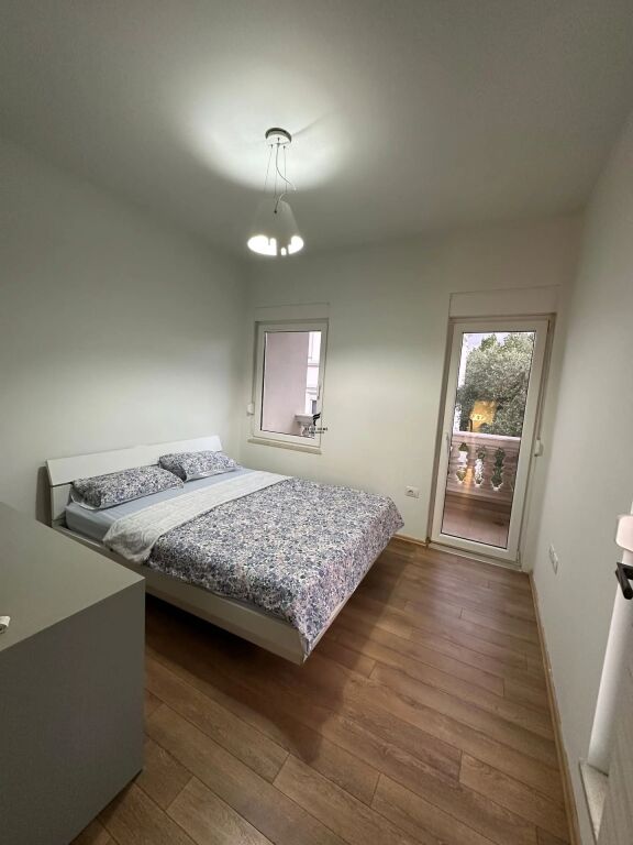 VILLA A 3 PIANI IN AFFITTO A TEG 250.000 LEKE FH-100183