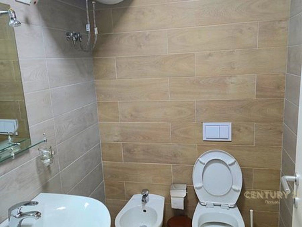 2+1+2 APARTMENT FOR RENT – DON BOSKO  2+1+2 apartment for rent, located on the first floor of a 3-storey villa, by the main road, in the Don Bosko area, opposite Hotel Ferrari.  The apartment offers spacious rooms and a very favorable location, with immediate access to the main road and the area's services.  💶 Price: 50,000 lek/month