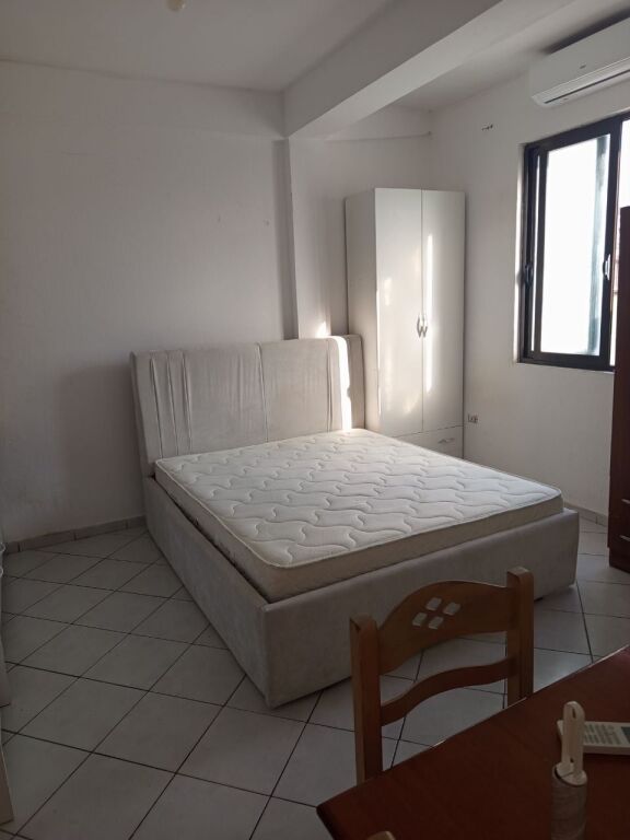 GARSONIERE 300 EURO VILAT GJERMANE