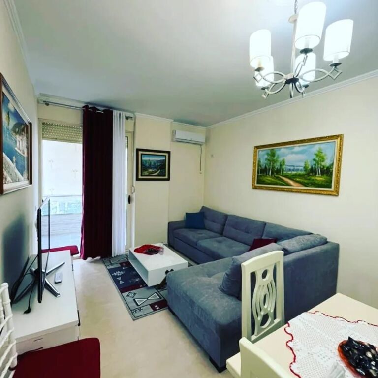Apartament 1+1 . Ndodhet te Le Palazzine . Kati i 3 . Dritat dhe uji perfshihen ne cmim per kohe te gjate.