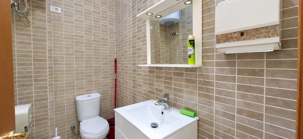 # In Affitto: Ufficio con 2 Ambienti di Lavoro 📍 Myslym Shyri (Molto Vicino al Centro) – 60.000 ALL/Mese – Superficie: 70m² – Edificio Nuovo || Posizione Premium