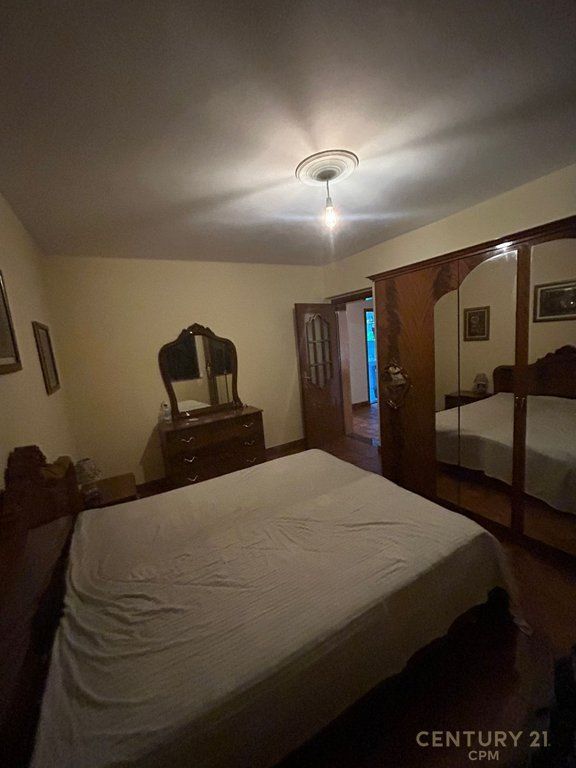 APARTAMENT PËR SHITJE – PRANË QENDRËS SË TIRANËS | MYSLYM SHYRI