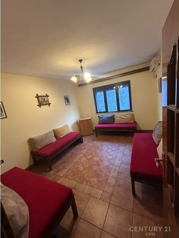 APARTAMENT PËR SHITJE – PRANË QENDRËS SË TIRANËS | MYSLYM SHYRI