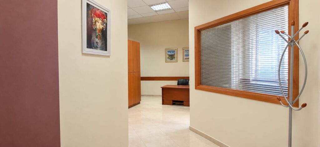 # In Affitto: Ufficio con 2 Ambienti di Lavoro 📍 Myslym Shyri (Molto Vicino al Centro) – 60.000 ALL/Mese – Superficie: 70m² – Edificio Nuovo || Posizione Premium