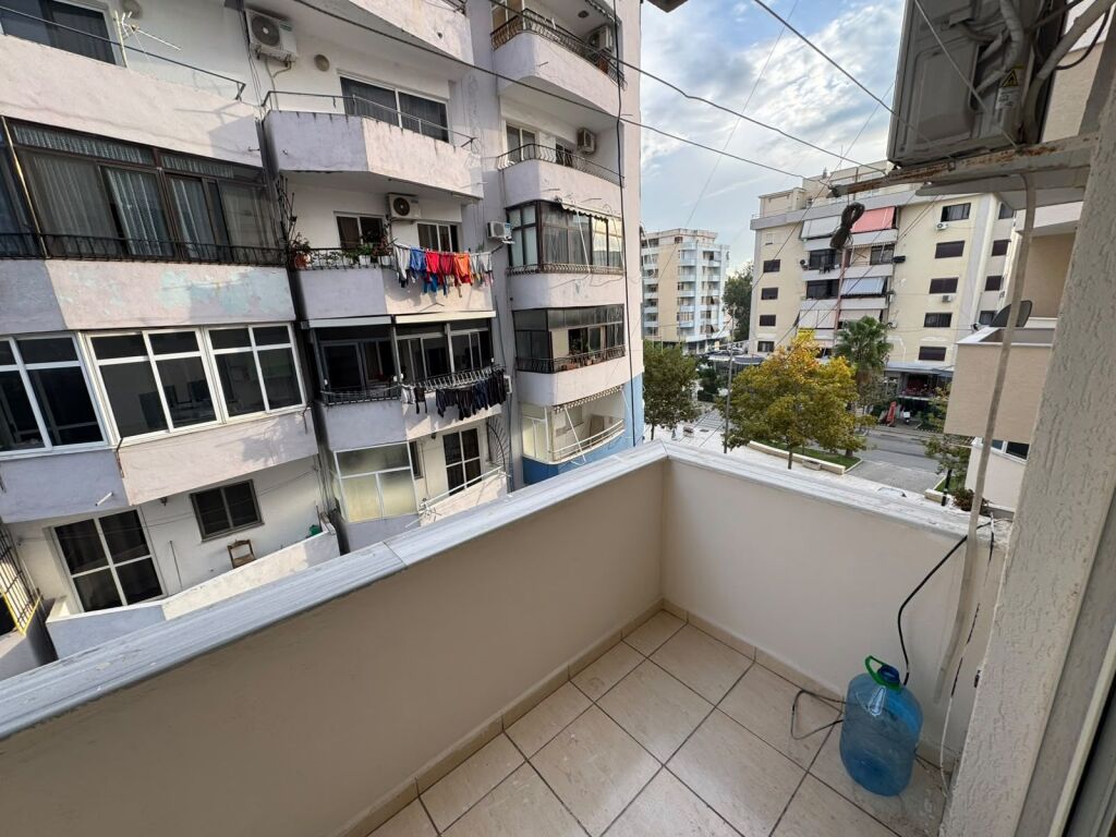 Jepet me qira apartament 1+1 në Plazh Iliria, Durrës.