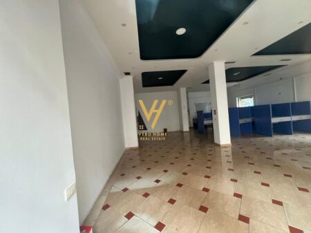 JEPET AMBIENT BIZNESI 100 M2 ME QERA TE KESHI , KOMUNA E PARISIT 800 EURO