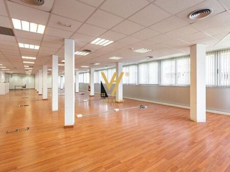JEPET ZYRË 300 M2 ME QERA TE ISH TREGU ELEKTRIK 1.600 EURO