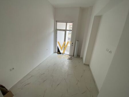 JEPET ZYRE 70 M2 ME QERA NE QENDER 600 EURO
