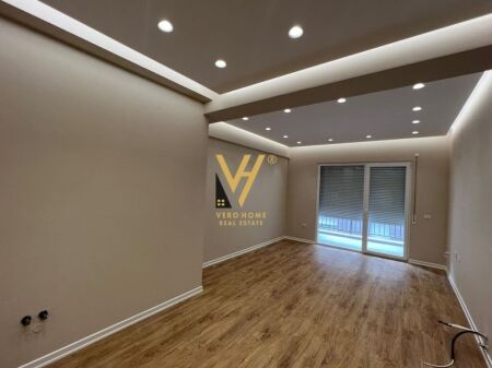 JEPET ZYRE 104 M2 ME QERA TE RRUGA E DIBRES 650 EURO