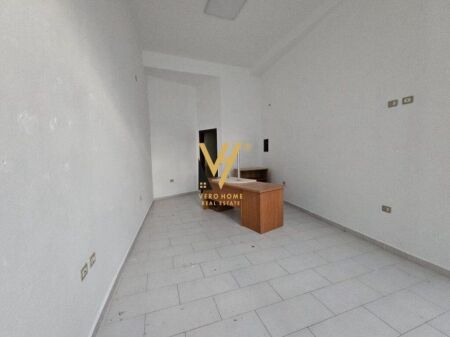 VENDESI NEGOZIO 32 M2 IN VIA MINE PEZA 95.000 EURO