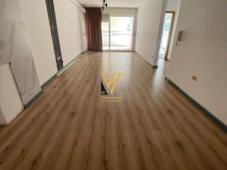 JEPET ZYRE 100 M2 ME QERA TE ISH EKSPOZITA 700 EURO