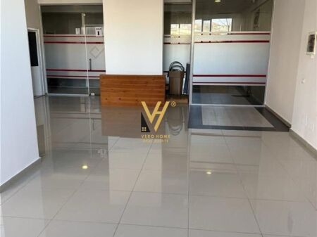 AFFITTASI AMBIENTE DI 180 M2 A PASKUQAN 700 EURO