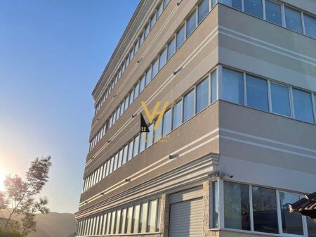 SI AFFITTA IMMOBILE COMMERCIALE 607M2 A PEZE HELMES 3.500 EURO