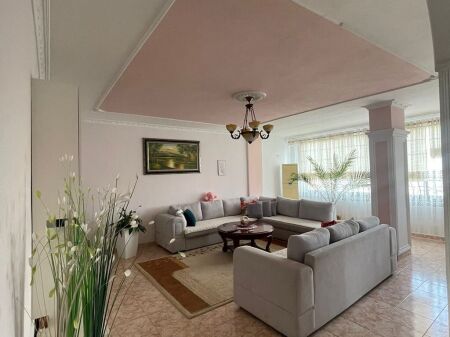 JEPET ME QIRA  APARTAMENT 2+1+ KUZHINË+ 2 TUALETE,  PALLATI ME SHIGJETA,TIRANË.  
