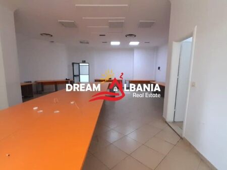 Ambiente per uffici in affitto in Via Kavajë vicino a Globe (ID 42611104).