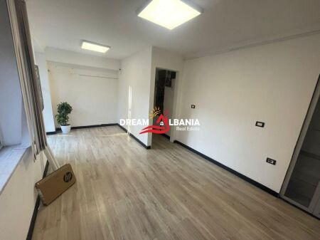 Jepet me qera ambient biznesi tek rruga e Kavajes prane kryqezimit te 21 Dhjetorit (ID 42711100)
