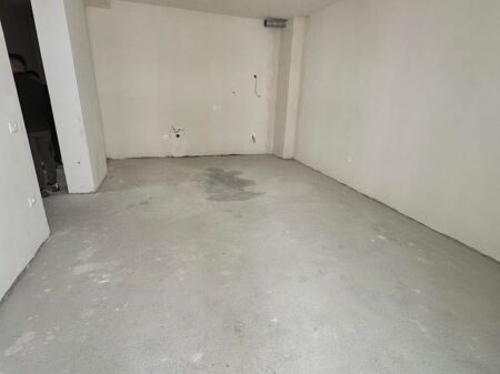 AFFITTIAMO UN AMBIENTE PER UFFICIO 2+1+2, 125M2 IN FUSHA E AVIACIONIT