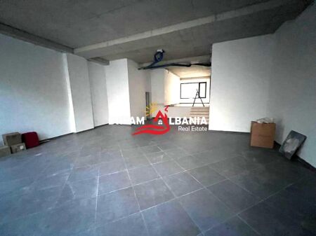 Negozio in vendita in Viale Zogu 1, vicino al Mulino Vecchio a Tirana (ID 4171582)