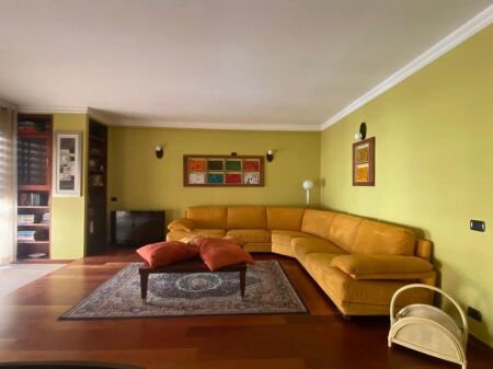 Jepet me qera apartmanet 2+1+2 te Rr.Hoxha Tasim, 7 minuta nga Pazari i Ri