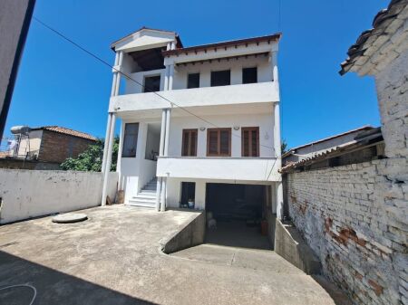 Kavajë, Shitet vilë 2-katëshe + bodrum, rruga "Skuraj" 
