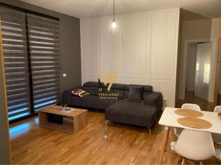 APARTAMENT 1+1+VERANDE ME QERA TE RRUGA E BARRIKADAVE