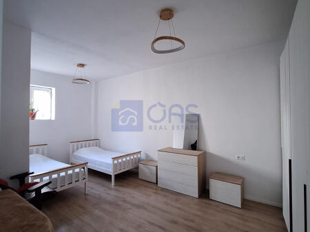 Një apartament 1+1 jepet me qera në Rrugën e Barrikadave.