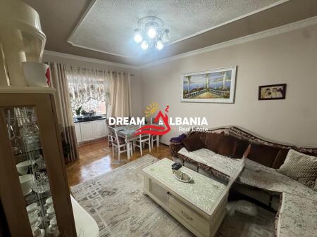 Shitet apartament 2+1 ne rrugen Myslym Shyri dhe dyqan duplex prane ish UET (ID 4129500)