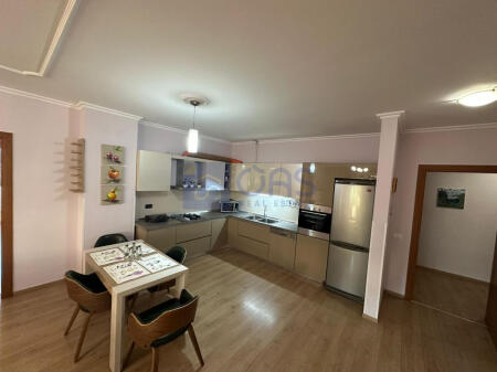 Jepet me qera apartament 2+1+2 te Rruga e Elbasanit
