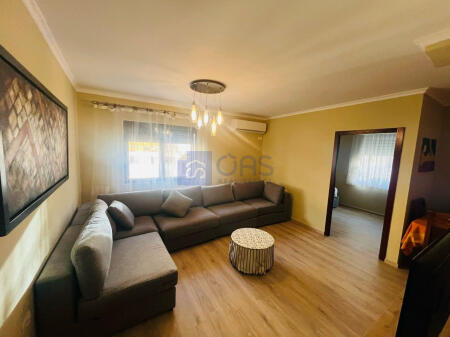 Apartament 2+1 për qira tek Komuna e Parisit.