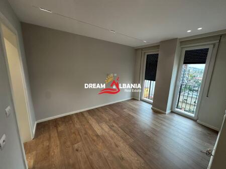 Shitet super apartament 3+1+2 tek 21 Dhjetori prane Mondial (ID 4131400)