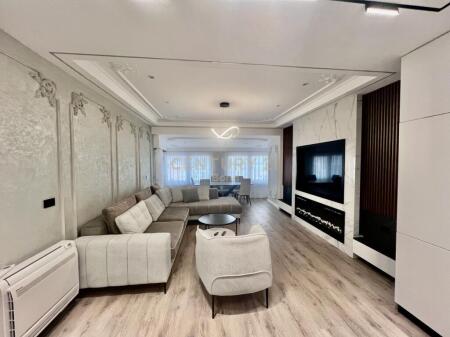 Shitet Apartament 2+1+2 në Sarandë – Pamje Magjike nga Deti!
