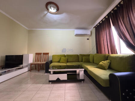 Jepet me qera apartament 1+1 tek Stadiumi Dinamo.