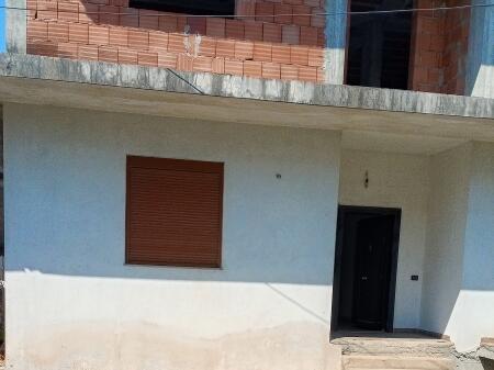 VENDESI CASA A KAMEZ