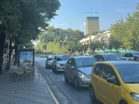 LOCALE COMMERCIALE IN AFFITTO 100M2 "TE SHALLVARET, CENTRO" 2000 EURO.