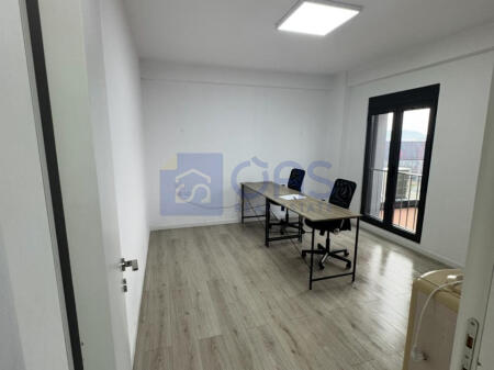 Locale commerciale in affitto in Via Elbasanit