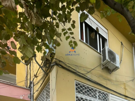 AFFITTASI LOCALE FRONTE STRADA "ALLA COMUNE DI PARIGI" 1000 EURO.