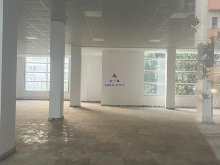 NEGOZIO IN AFFITTO 700M2 "TE FRESKU, VIA MUHAMET DELIU" 3500 EURO.
