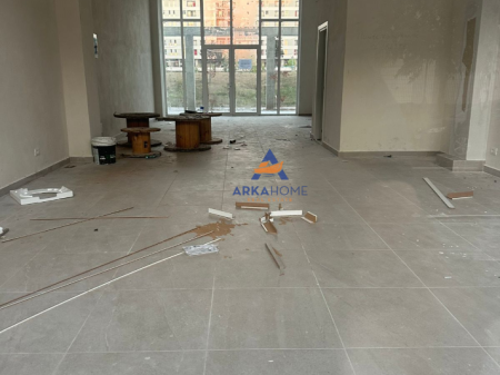 LOCALE COMMERCIALE IN AFFITTO 92M2 "VICINO AL COMPLESSO UNIVERS CITY" 1700 EURO+ (2 POSTI AUTO).