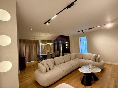 Tirane, in vendita Penthouse al 5° piano, 276 m² 650.000 € ID: 530291018-833