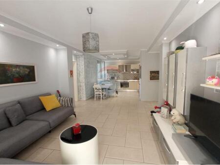 Apartament 2+1 me qira, prane me ''Gjuhet e Huaja'', dhe Air Albania.