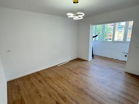 Shitet Apartament 2+1    Vendndodhje: Rr. e Kavajës, ngjitur me Ambulancën nr. 9  Çmimi: 169,000 Euro