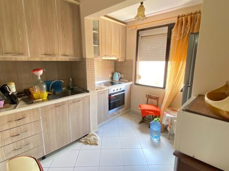 Qera Apartament 1+1  Medreseja,ngjitur me shkollen Misto Mame Cmimi 450 euro   